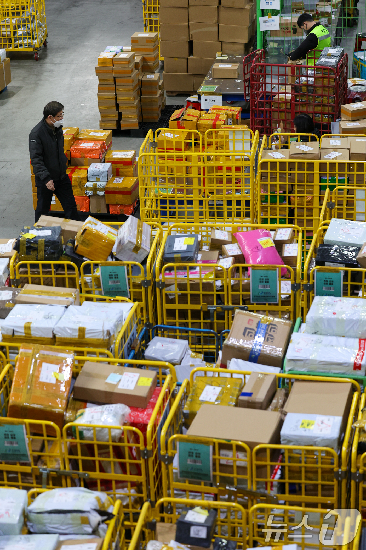 (인천=뉴스1) 안은나 기자 = 블랙프라이데이를 앞두고 해외 직구 수요가 늘어나고 있는 20일 오전 인천 중구 인천공항세관 특송물류센터에 직구 물품이 쌓여 있다. 2025.11.2 …
