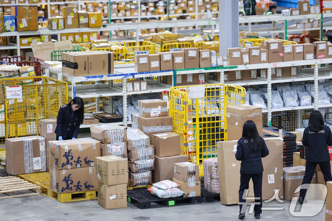 본문 이미지 - 인천 중구 인천공항세관 특송물류센터에서 직원들이 직구 물품을 검사하고 있다. 2025.11.20/뉴스1 ⓒ News1 안은나 기자