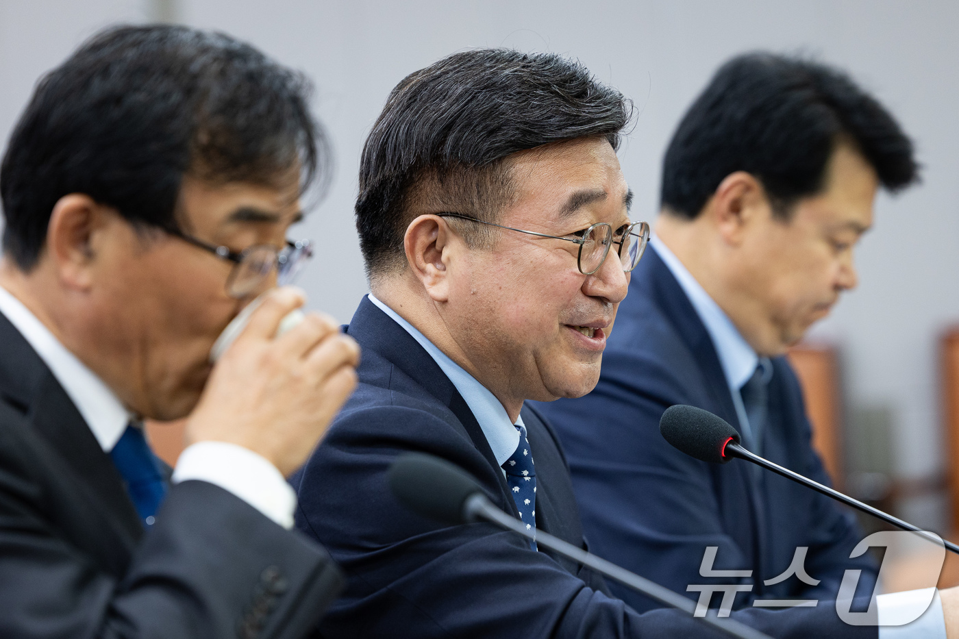 (서울=뉴스1) 유승관 기자 = 윤호중 행정안전부 장관이 20일 서울 여의도 국회 의원회관에서 열린 사회연대경제 성장 촉진을 위한 당정대협의회에서 모두 발언을 하고 있다. 2025 …