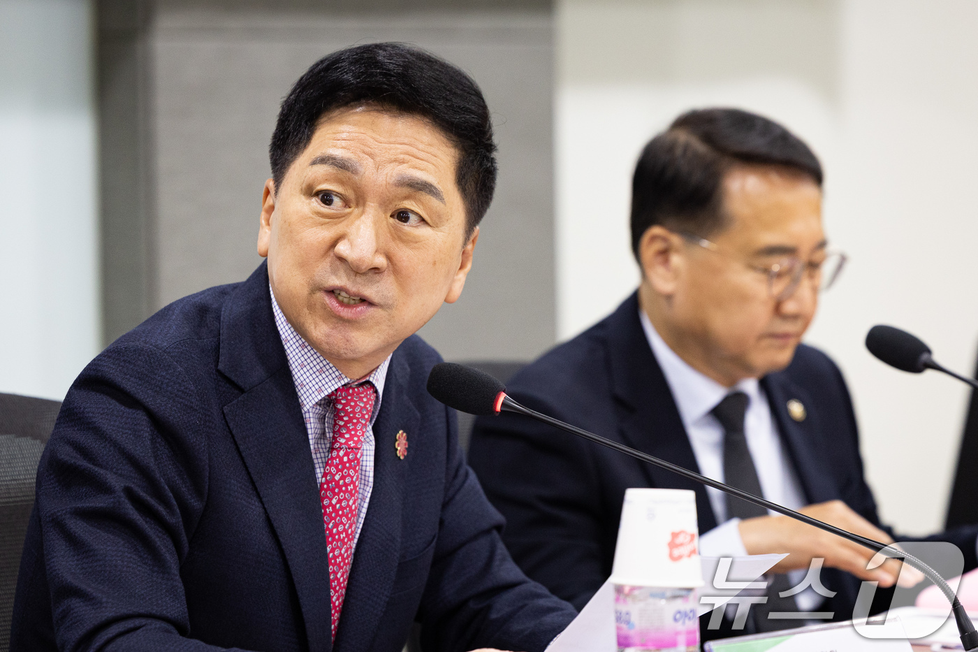 (서울=뉴스1) 유승관 기자 = 김기현 국민의힘 의원이 20일 서울 여의도 국회 의원회관에서 열린 울산국제정원박람회법안 입법 공청회에서 인사말을 하고 있다. 2025.11.20/뉴 …