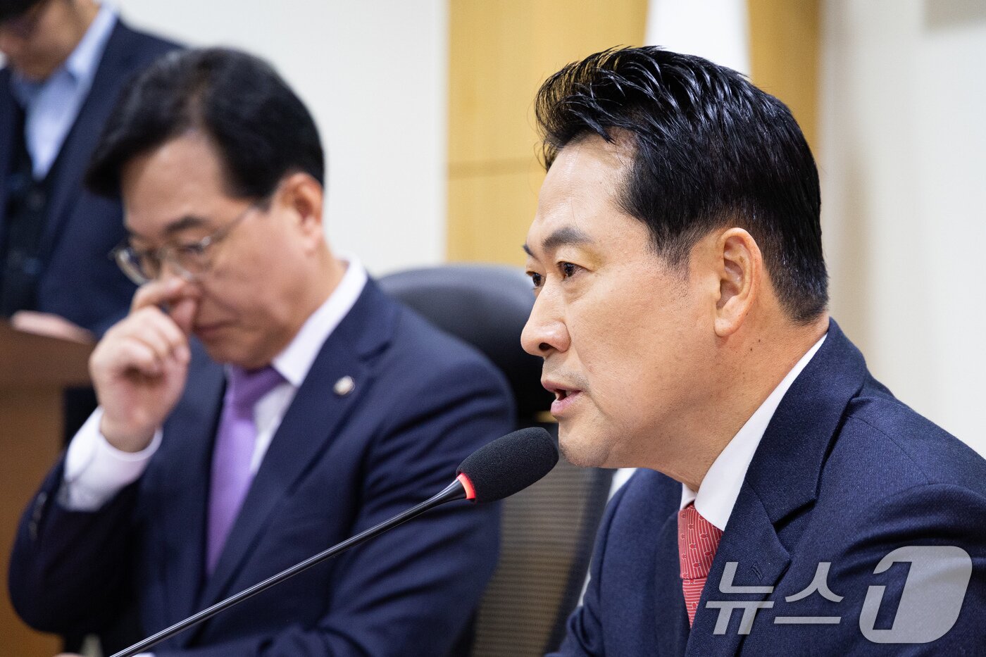 본문 이미지 - 장동혁 국민의힘 대표가 20일 서울 여의도 국회 의원회관에서 열린 '이재명 정부 예산 포퓰리즘 이대로 괜찮은가' 토론회에서 축사를 하고 있다. 2025.11.20/뉴스1 ⓒ News1 유승관 기자