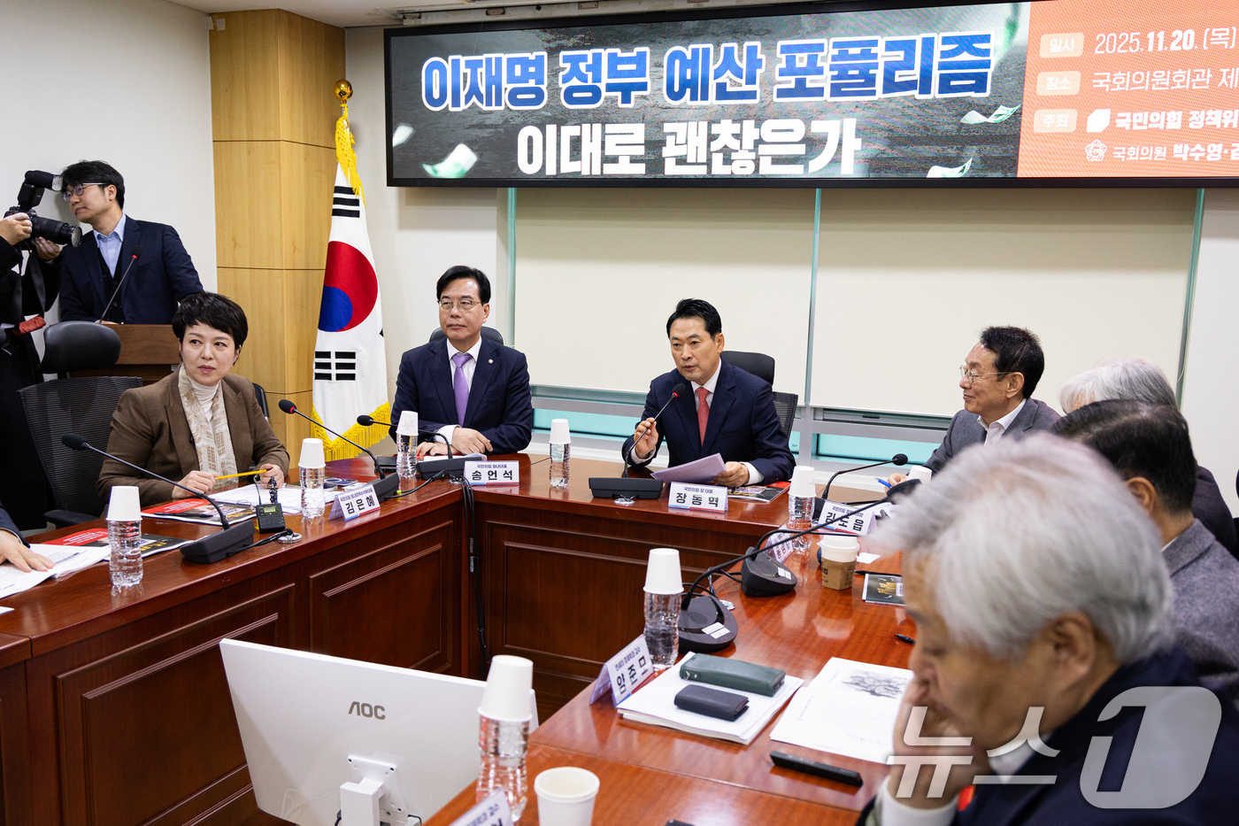 (서울=뉴스1) 유승관 기자 = 장동혁 국민의힘 대표가 20일 서울 여의도 국회 의원회관에서 열린 '이재명 정부 예산 포퓰리즘 이대로 괜찮은가' 토론회에서 축사를 하고 있다. 20 …