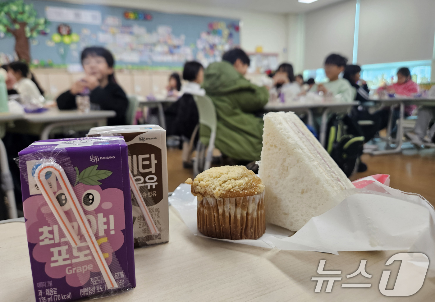 (청주=뉴스1) 이재규 기자 = 학교 급식·돌봄 업무 등에 종사하는 비정규직 노동자들이 총파업에 돌입한 20일 오전 충북 청주의 한 초등학교에서 학생들이 빵과 과일, 주스 등 대체 …