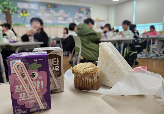 샌드위치 먹는 학생들