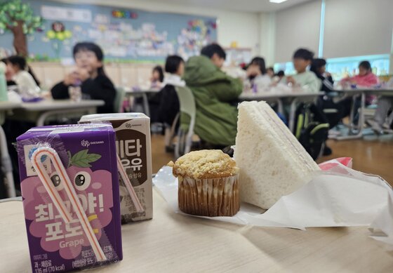 본문 이미지 - 학교 급식·돌봄 업무 등에 종사하는 비정규직 노동자들이 총파업에 돌입한 20일 오전 충북 청주의 한 초등학교에서 학생들이 빵과 과일, 주스 등 대체식을 먹고 있다. 2025.11.20/뉴스1 ⓒ News1 이재규 기자
