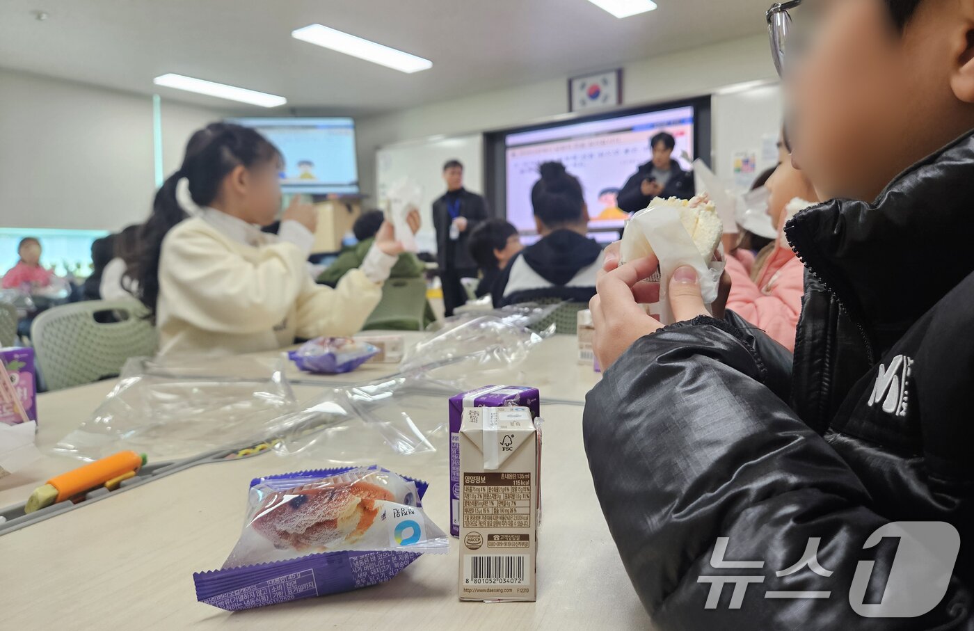 본문 이미지 - 학교 급식·돌봄 업무 등에 종사하는 비정규직 노동자들이 총파업에 돌입한 20일 오전 충북 청주의 한 초등학교에서 학생들이 빵과 과일, 주스 등 대체식을 먹고 있다. 2025.11.20/뉴스1 ⓒ News1 이재규 기자