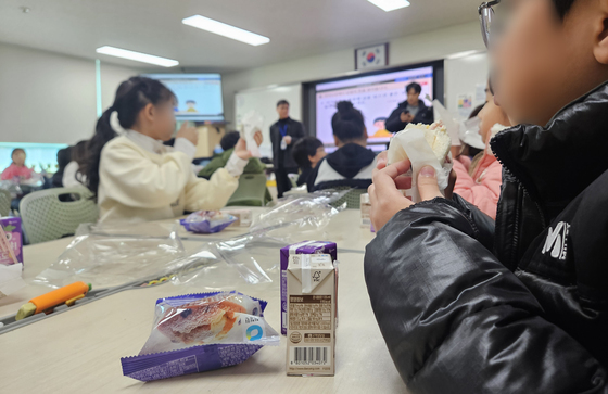 밥 대신 빵 먹는 학생들