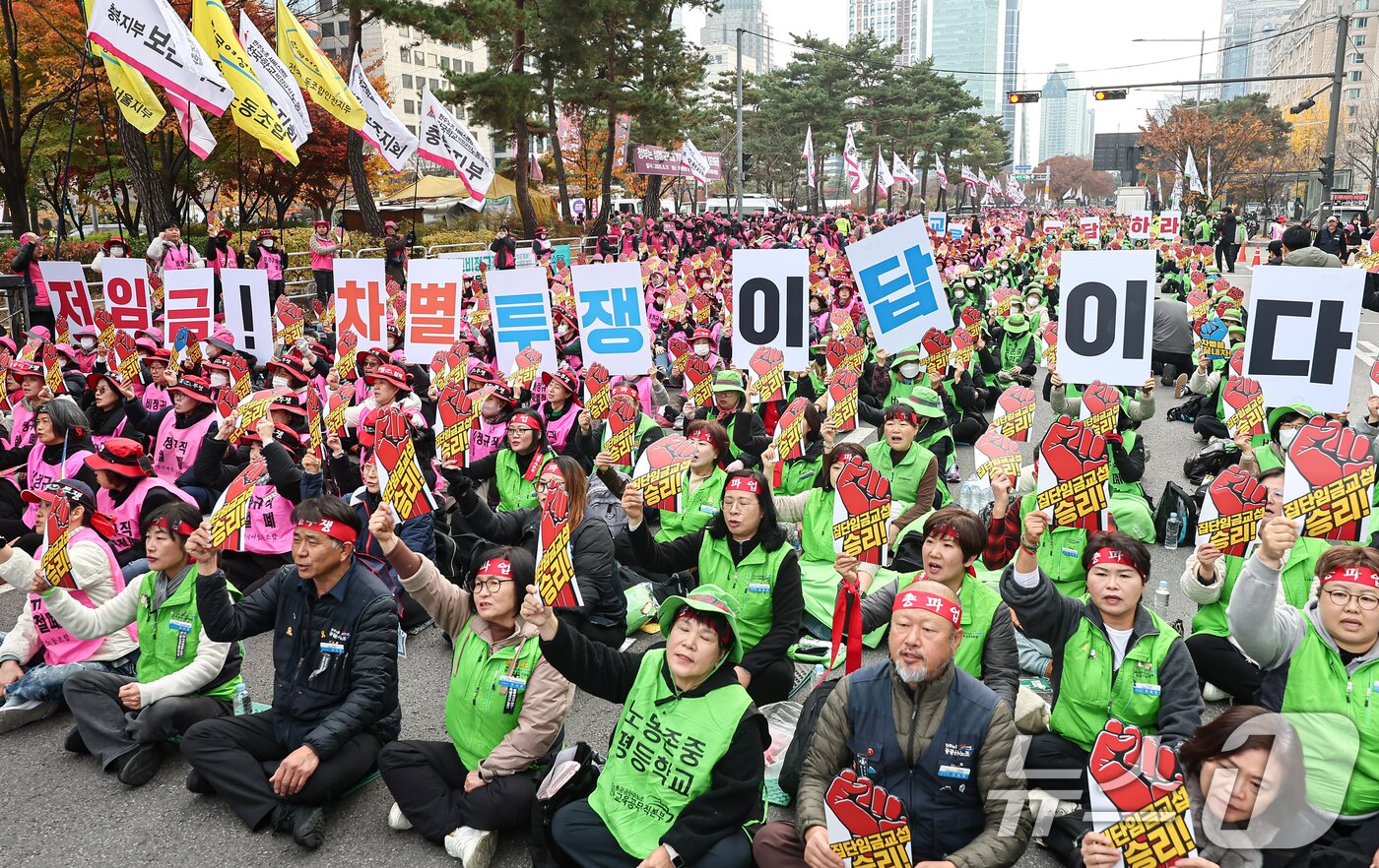 본문 이미지 - 전국학교비정규직연대회의 활동가들이 20일 서울 영등포구 국회 앞 도로에서 열린 학교비정규직 노동자 1차 총파업 대회에서 비정규직 차별 철폐 등을 촉구하며 구호를 외치고 있다. 2025.11.20/뉴스1 ⓒ News1 김도우 기자
