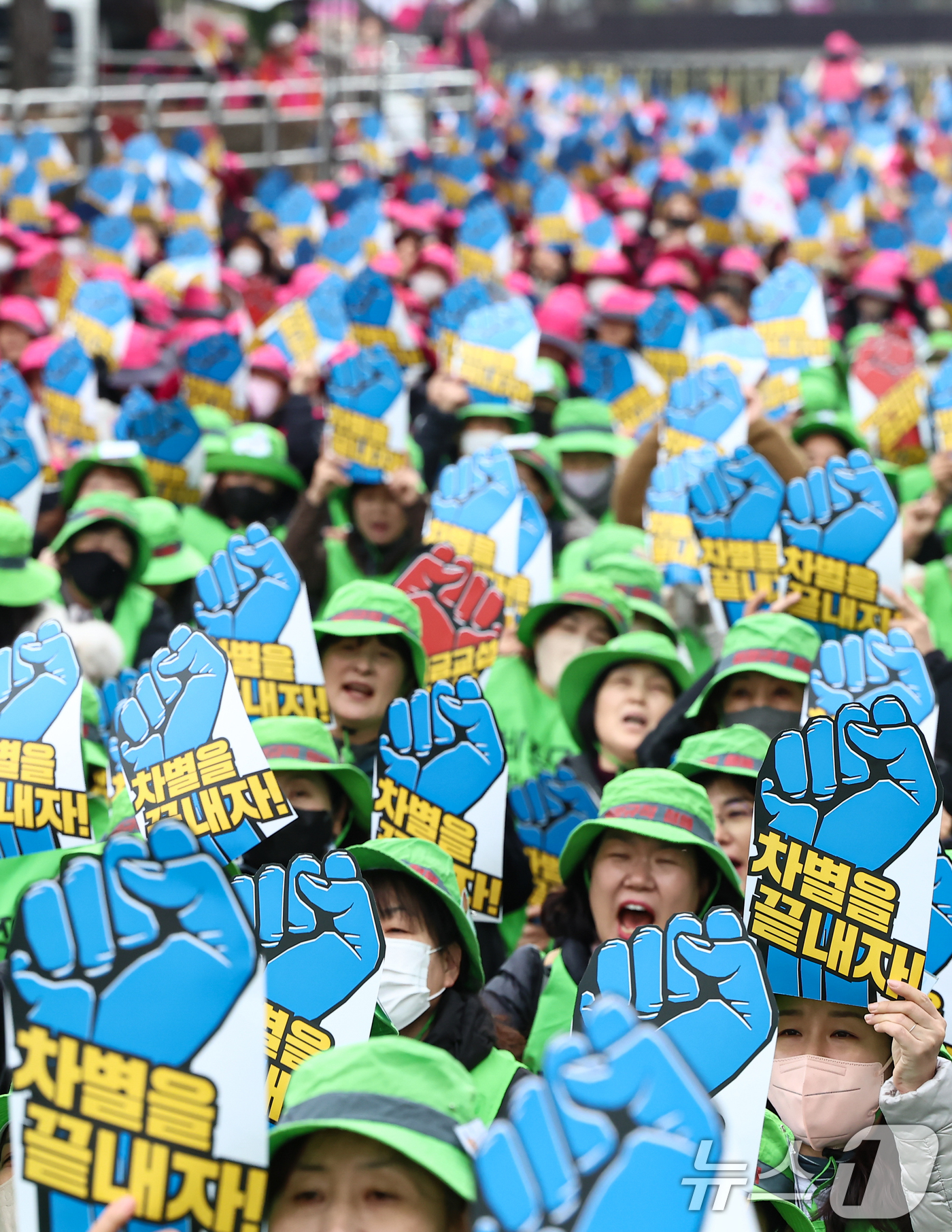 (서울=뉴스1) 김도우 기자 = 전국학교비정규직연대회의 활동가들이 20일 서울 영등포구 국회 앞 도로에서 열린 학교비정규직 노동자 1차 총파업 대회에서 비정규직 차별 철폐 등을 촉 …