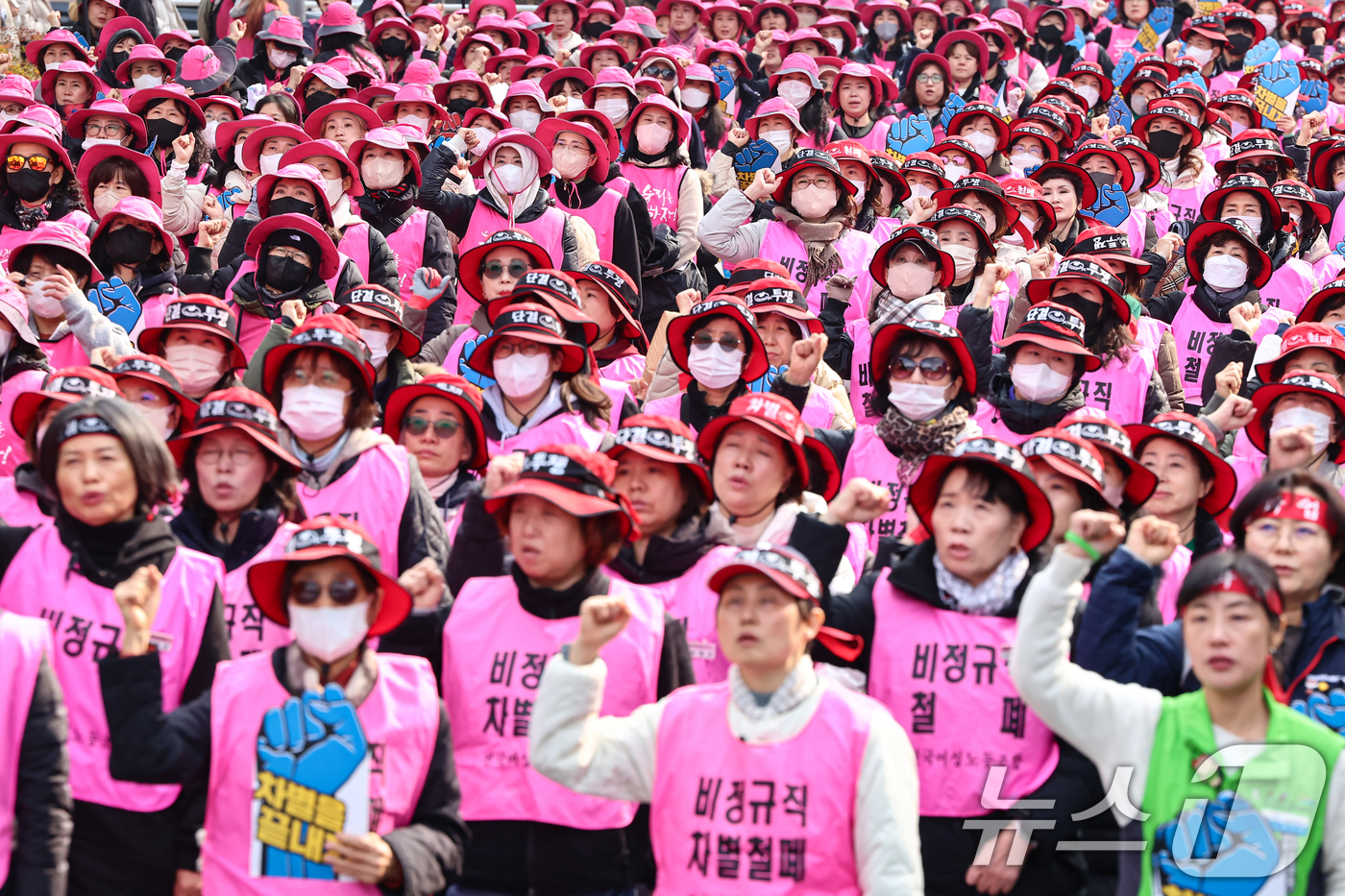 (서울=뉴스1) 김도우 기자 = 전국학교비정규직연대회의 활동가들이 20일 서울 영등포구 국회 앞 도로에서 열린 학교비정규직 노동자 1차 총파업 대회에서 비정규직 차별 철폐 등을 촉 …