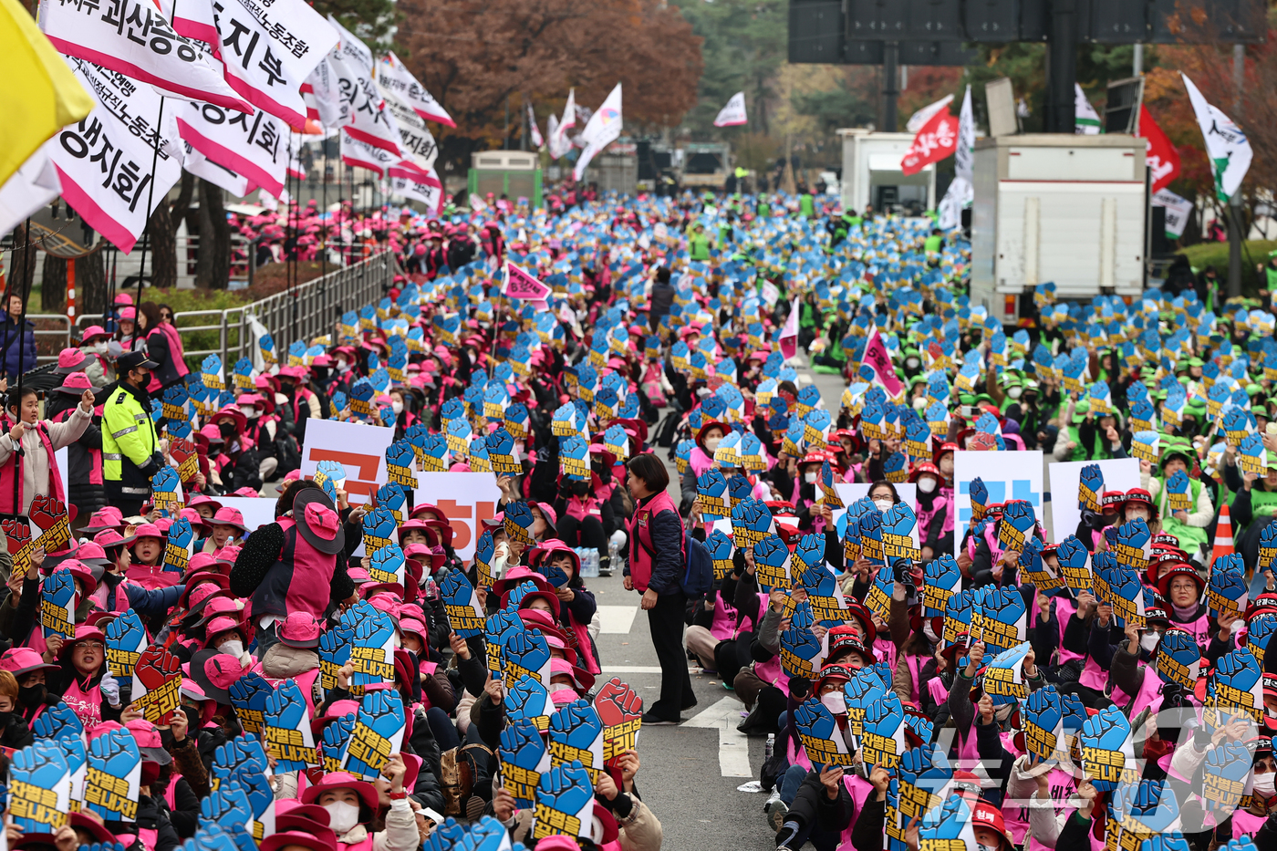 (서울=뉴스1) 김도우 기자 = 전국학교비정규직연대회의 활동가들이 20일 서울 영등포구 국회 앞 도로에서 열린 학교비정규직 노동자 1차 총파업 대회에서 비정규직 차별 철폐 등을 촉 …