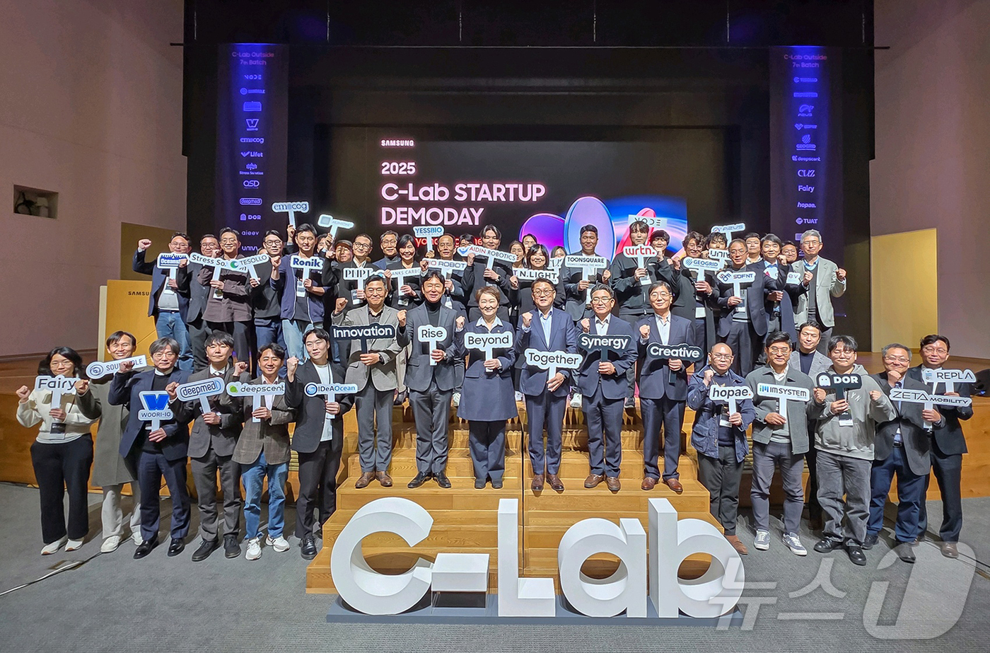 (서울=뉴스1) = 삼성전자가 20일 서울 서초구 삼성전자 서울R&D캠퍼스에서 '2025 C랩 스타트업 데모데이'를 개최했다고 밝혔다. 사진은 참석자들이 행사 후, 기념 촬영을 하 …