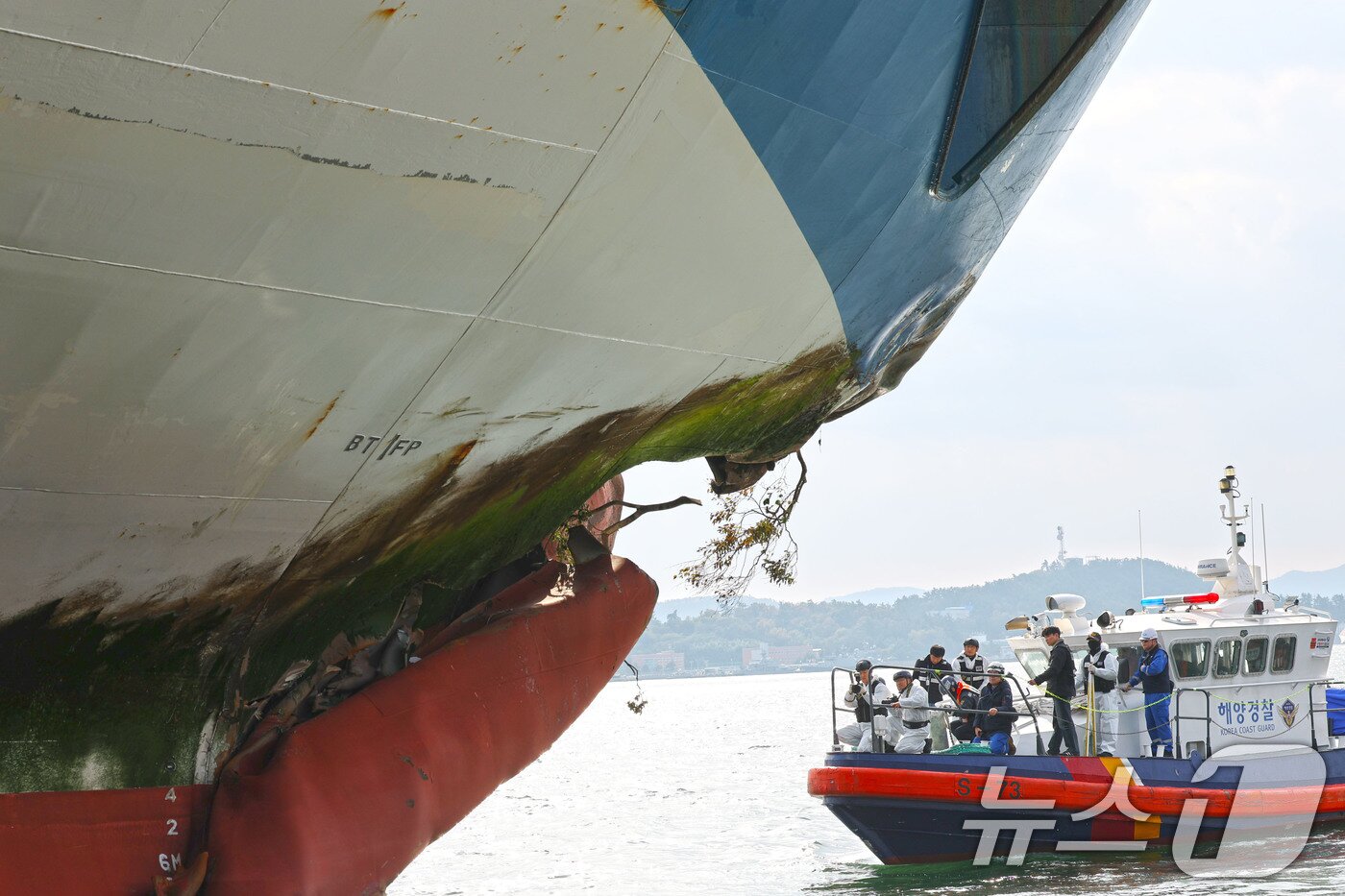 본문 이미지 - 20일 목포해경이 전남 신안 해상에서 퀸제누비아2호 여객선 좌초 사고와 관련해 선체합동감식을 진행하고 있다. 2025.11.20/뉴스1 ⓒ News1 박지현 기자