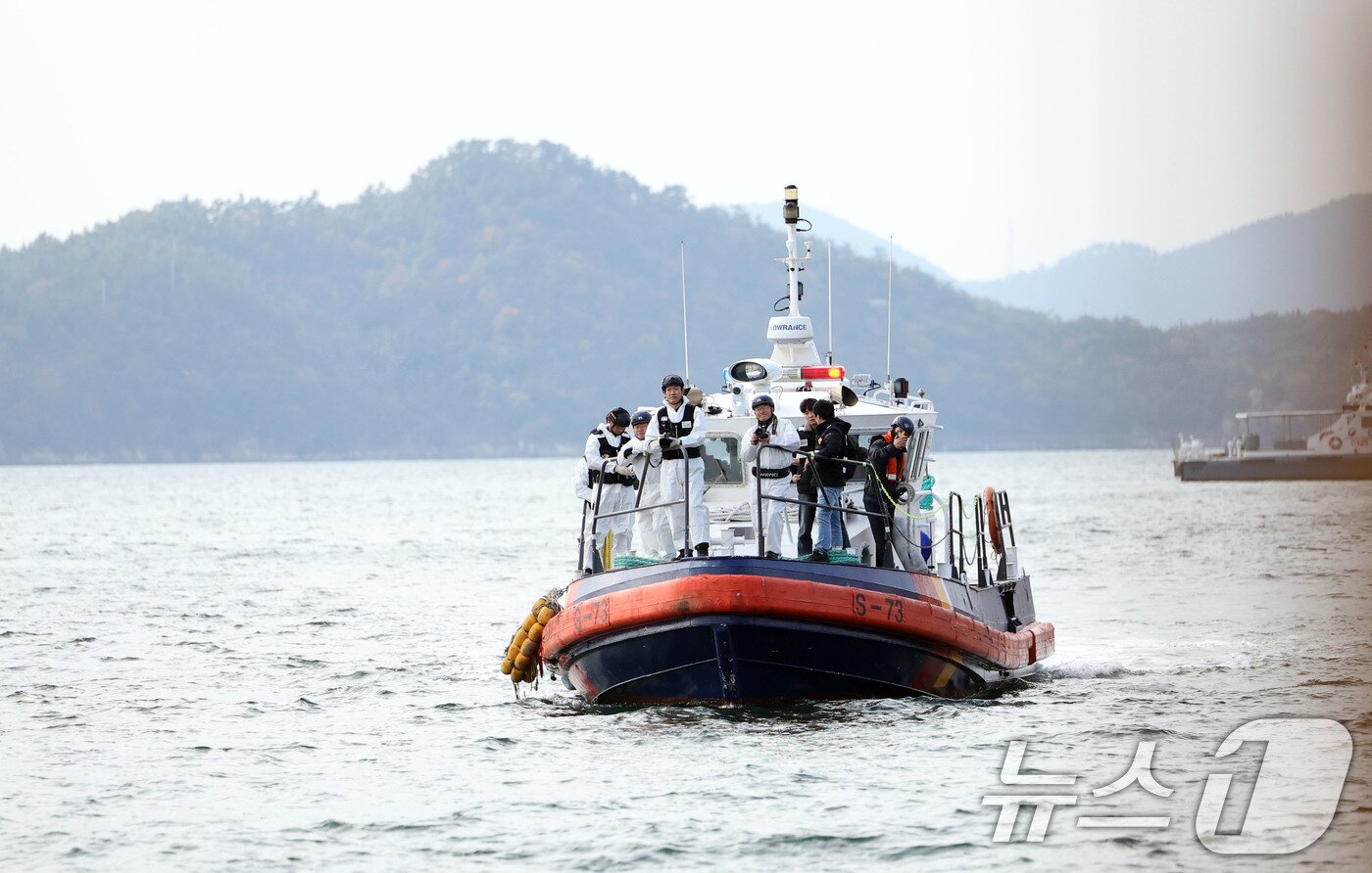 본문 이미지 - 20일 목포해경이 전남 신안 해상에서 퀸제누비아2호 여객선 좌초 사고와 관련해 선체합동감식을 진행하고 있다. 2025.11.20/뉴스1 ⓒ News1 박지현 기자
