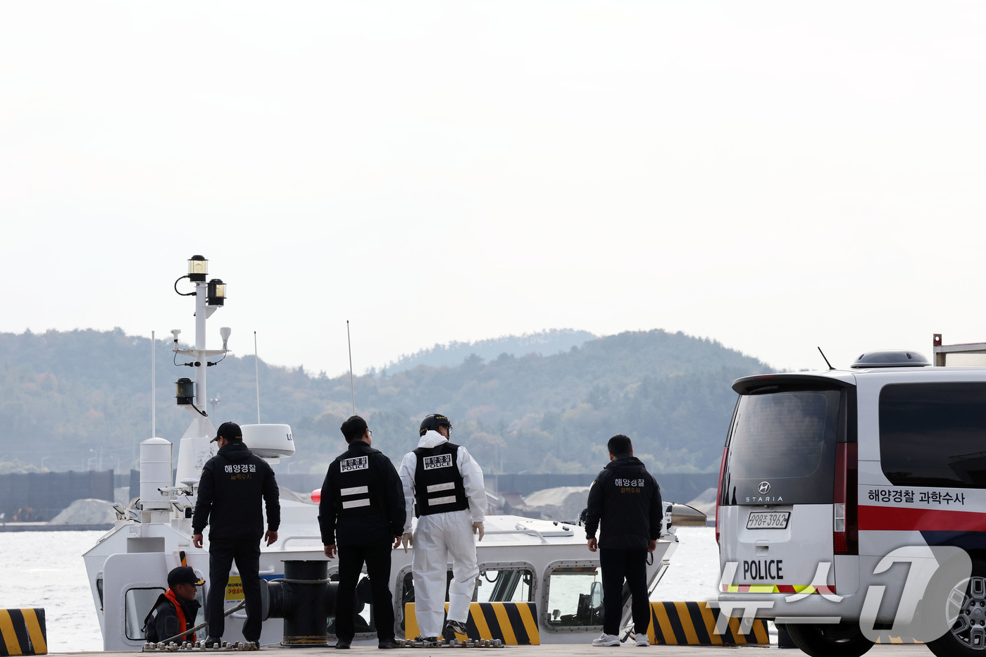 (목포=뉴스1) 박지현 기자 = 20일 목포해경이 전남 신안 해상에서 퀸제누비아2호 여객선 좌초 사고와 관련해 선체합동감식을 진행하고 있다. 2025.11.20/뉴스1