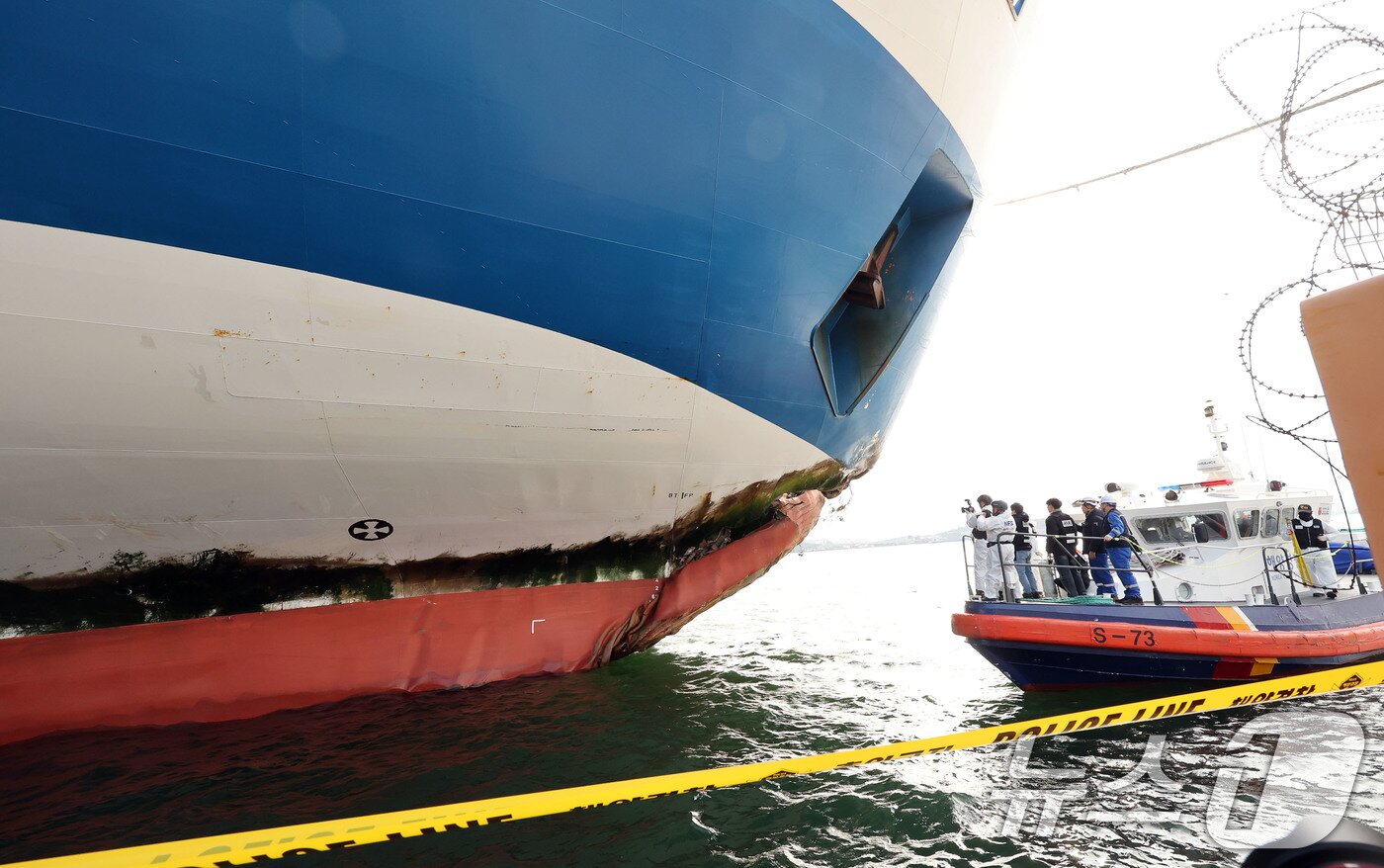 본문 이미지 - 전남 신안 해상 발생한 퀸제누비아2호 좌초 사고와 관련해 20일 목포 산정동 삼학부두에서 한국선급, 국립과학수사연구원, 목포해경 등이 합동으로 선체합동감식을 진행하고 있다. 2025.11.20/뉴스1 ⓒ News1 박지현 기자