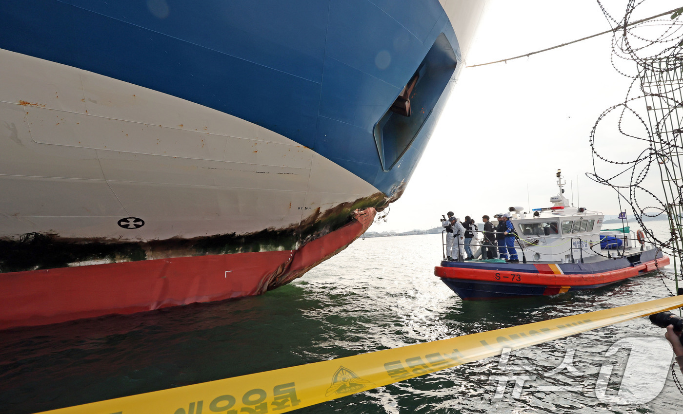 (목포=뉴스1) 박지현 기자 = 전남 신안 해상 발생한 퀸제누비아2호 좌초 사고와 관련해 20일 목포 산정동 삼학부두에서 한국선급, 국립과학수사연구원,목포해경 등이 합동으로 선체합 …