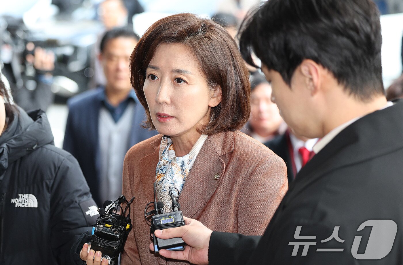 본문 이미지 - 나경원 국민의힘 의원이 20일 서울 양천구 남부지법에서 열린 &#39;자유한국당 패스트트랙&#40;신속처리안건&#41; 충돌 사건&#39; 1심 선고 공판에 출석하고 있다. 2025.11.20/뉴스1 ⓒ News1 박지혜 기자