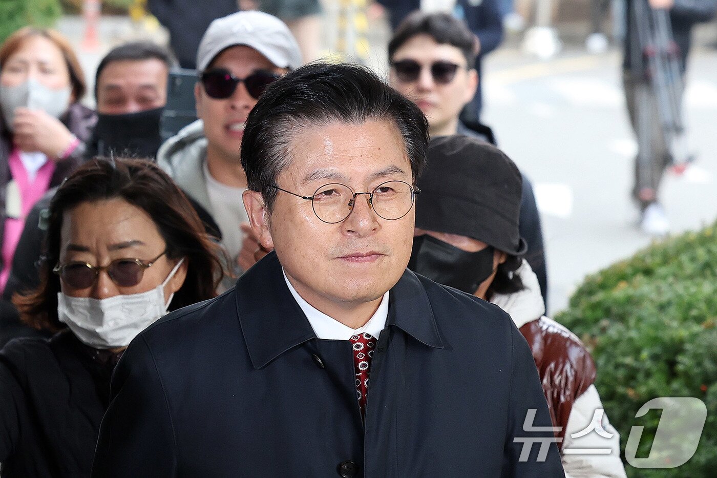 본문 이미지 - 황교안 전 국무총리가 20일 서울 양천구 남부지법에서 열린 &#39;자유한국당 패스트트랙&#40;신속처리안건&#41; 충돌 사건&#39; 1심 선고 공판에 출석하고 있다. 2025.11.20/뉴스1 ⓒ News1 박지혜 기자