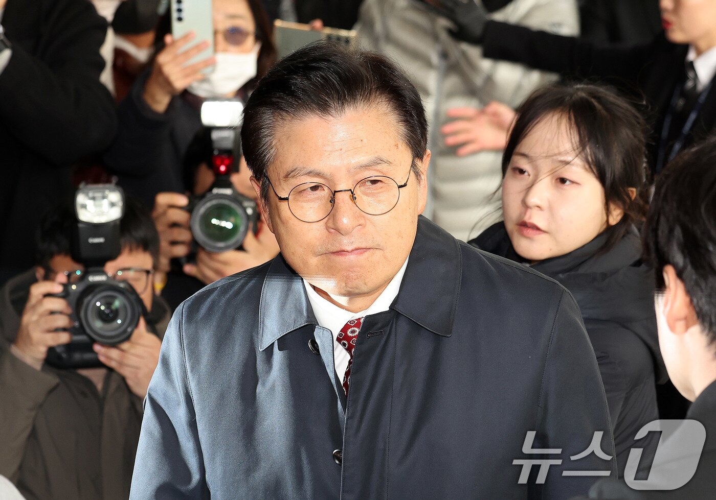 본문 이미지 - 황교안 전 국무총리가 20일 서울 양천구 남부지법에서 열린 &#39;자유한국당 패스트트랙&#40;신속처리안건&#41; 충돌 사건&#39; 1심 선고 공판에 출석하고 있다. 2025.11.20/뉴스1 ⓒ News1 박지혜 기자