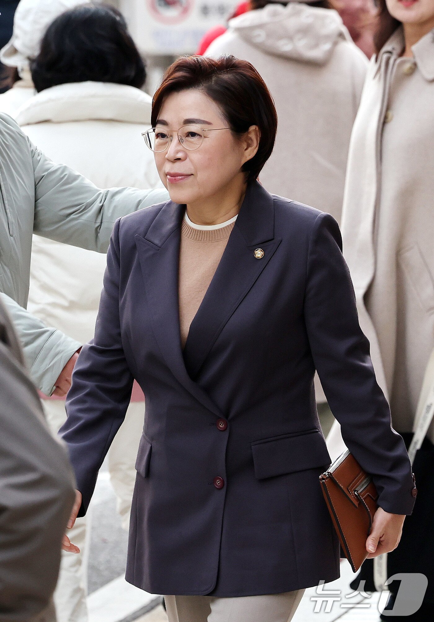 본문 이미지 - 김정재 국민의힘 의원이 20일 서울 양천구 남부지법에서 열린 &#39;자유한국당 패스트트랙&#40;신속처리안건&#41; 충돌 사건&#39; 1심 선고 공판에 출석하고 있다. 2025.11.20/뉴스1 ⓒ News1 박지혜 기자