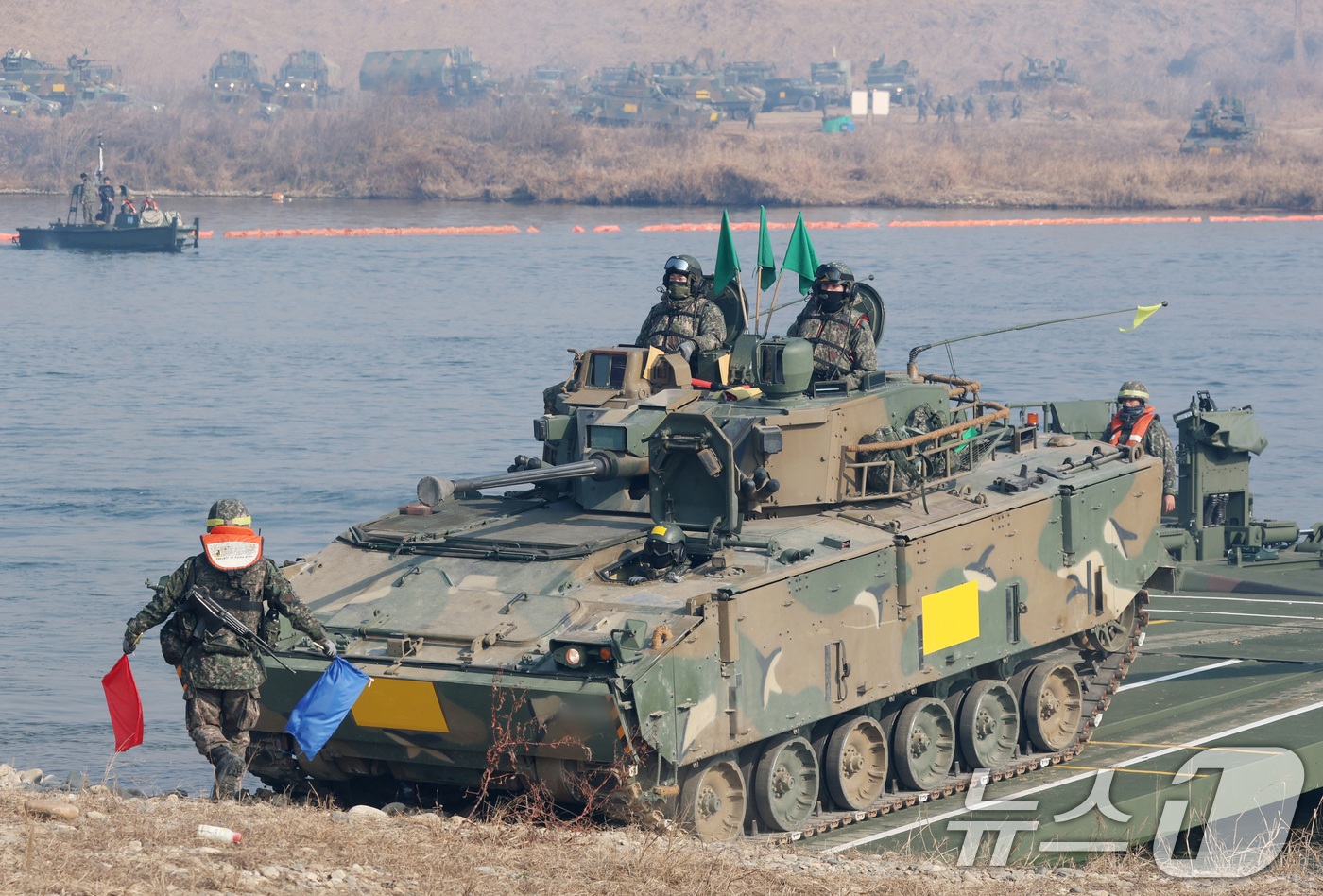 (여주=뉴스1) 김영운 기자 = 20일 경기 여주시 남한강 일대 훈련장에서 실시한 '한미연합 제병협동 도하훈련'에서 육군 제7공병여단 장병들과 제11기동사단 장병들이 한국형자주도하 …