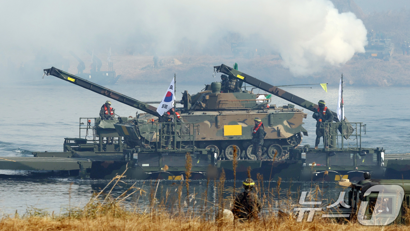 (여주=뉴스1) 김영운 기자 = 20일 경기 여주시 남한강 일대 훈련장에서 실시한 '한미연합 제병협동 도하훈련'에서 육군 제7공병여단 장병들과 제11기동사단 장병들이 한국형자주도하 …