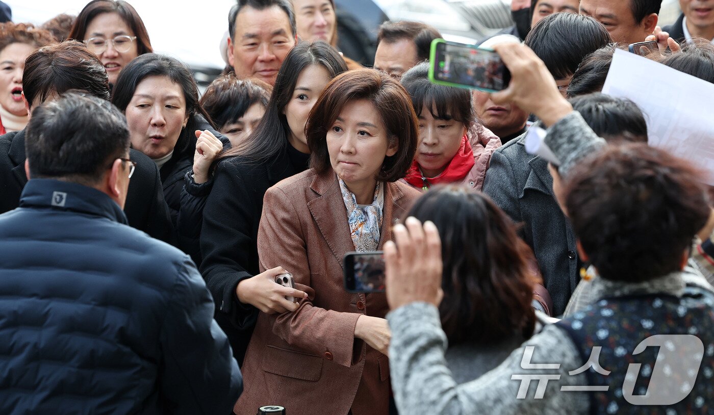 본문 이미지 - 나경원 국민의힘 의원이 20일 서울 양천구 남부지법에서 열린 &#39;자유한국당 패스트트랙&#40;신속처리안건&#41; 충돌 사건&#39; 1심 선고 공판에 출석하고 있다. 2025.11.20/뉴스1 ⓒ News1 박지혜 기자