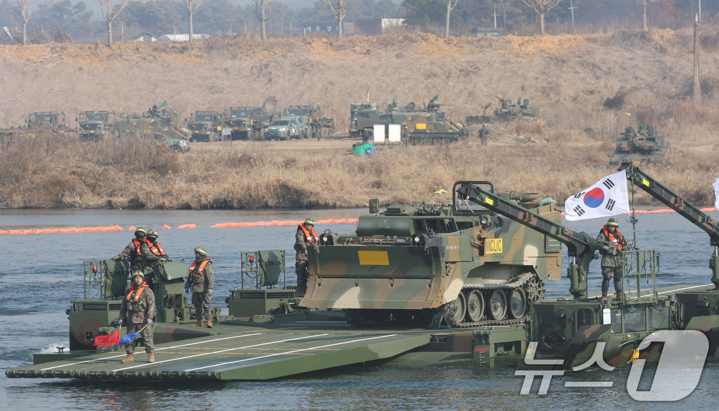 (여주=뉴스1) 김영운 기자 = 20일 경기 여주시 남한강 일대 훈련장에서 실시한 '한미연합 제병협동 도하훈련'에서 육군 제7공병여단 장병들과 제11기동사단 장병들이 한국형자주도하 …