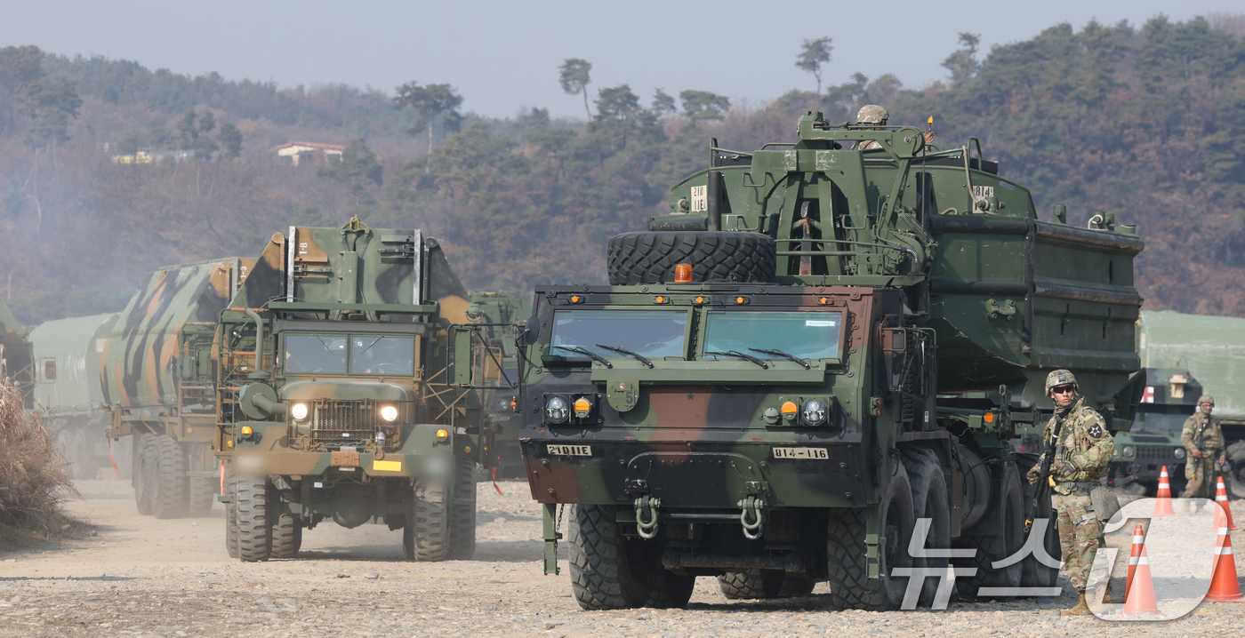 (여주=뉴스1) 김영운 기자 = 20일 경기 여주시 남한강 일대 훈련장에서 실시한 '한미연합 제병협동 도하훈련'에서 육군 제7공병여단, 장병들과 미2사단/한미연합사단 장병들이 부교 …
