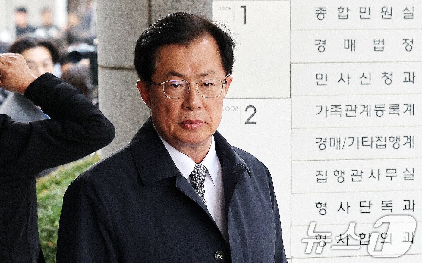 본문 이미지 - 이만희 국민의힘 의원이 20일 서울 양천구 남부지법에서 열린 &#39;자유한국당 패스트트랙&#40;신속처리안건&#41; 충돌 사건&#39; 1심 선고 공판에 출석하고 있다. 2025.11.20/뉴스1 ⓒ News1 박지혜 기자