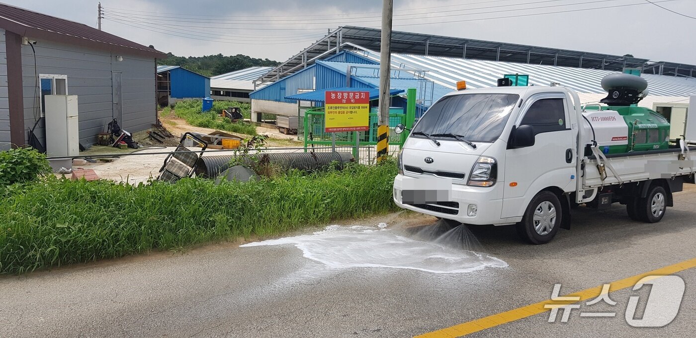 본문 이미지 - 동절기 고병원성 조류인플루엔자(AI) 발생 및 확산 방지를 위한 가금농장 소독이 이뤄지고 있다.(전북도 제공. 재판매 및 DB금지)/뉴스1  