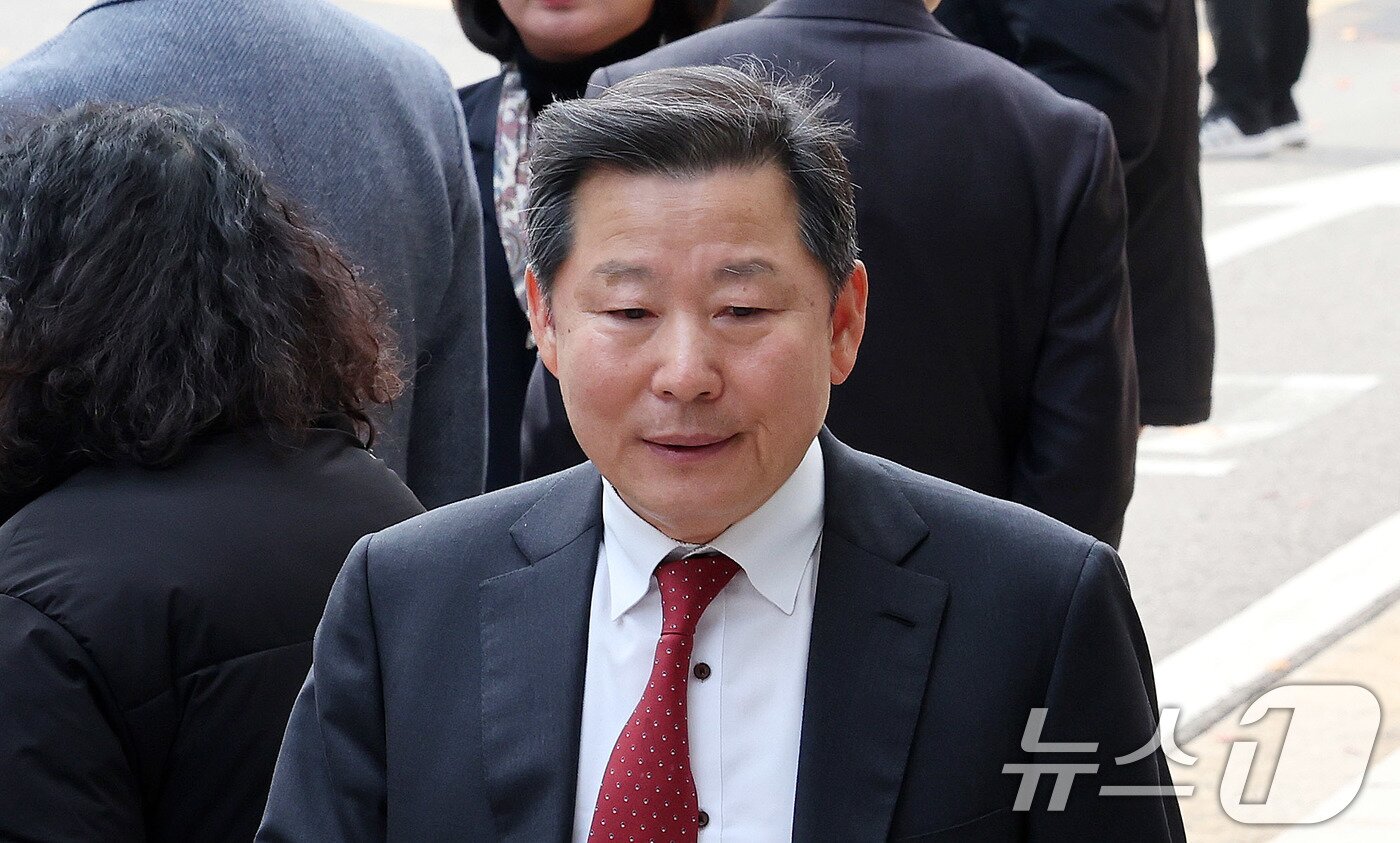 본문 이미지 - 이철규 국민의힘 의원이 20일 서울 양천구 남부지법에서 열린 &#39;자유한국당 패스트트랙&#40;신속처리안건&#41; 충돌 사건&#39; 1심 선고 공판에 출석하고 있다. 2025.11.20/뉴스1 ⓒ News1 박지혜 기자