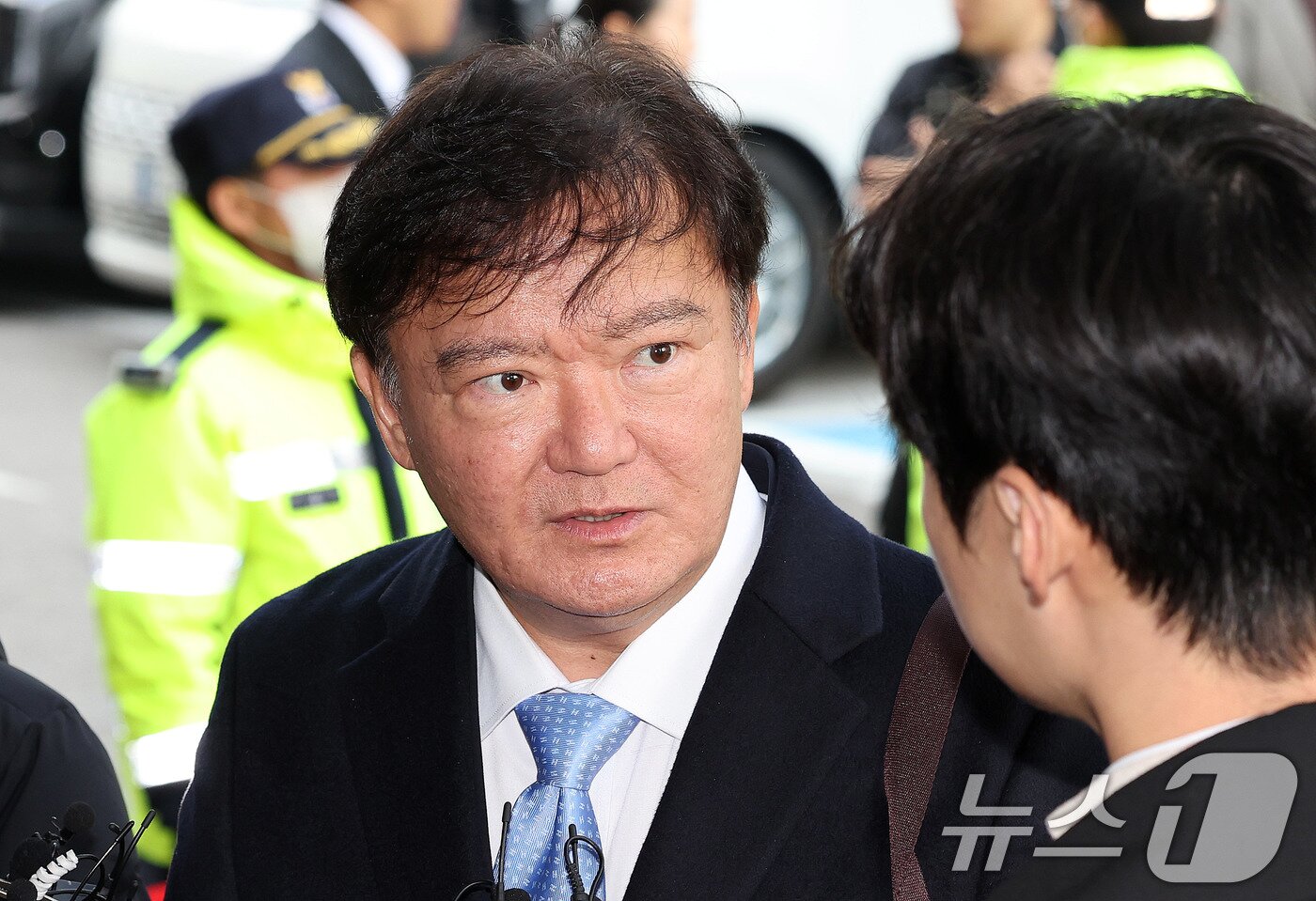 본문 이미지 - 민경욱 전 의원이 20일 서울 양천구 남부지법에서 열린 &#39;자유한국당 패스트트랙&#40;신속처리안건&#41; 충돌 사건&#39; 1심 선고 공판에 출석하며 취재진 질문에 답하고 있다. 2025.11.20/뉴스1 ⓒ News1 박지혜 기자