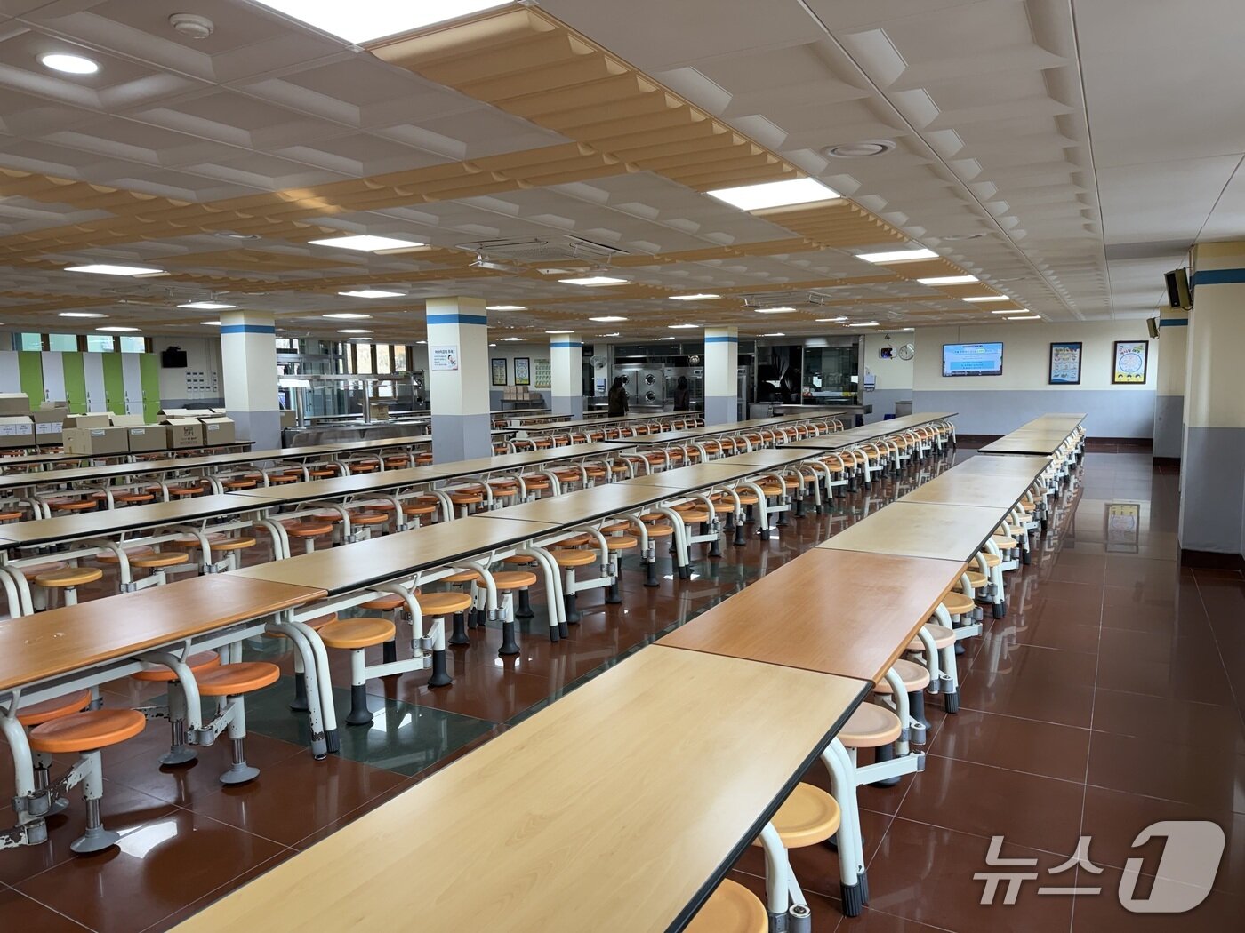 본문 이미지 -  학교 급식·돌봄 업무 등에 종사하는 비정규직 노동자들이 20일 총파업에 돌입한 가운데 춘천의 한 초등학교 급식실이 적막감만 흐르고 있다.2025.11.20 한귀섭 기자