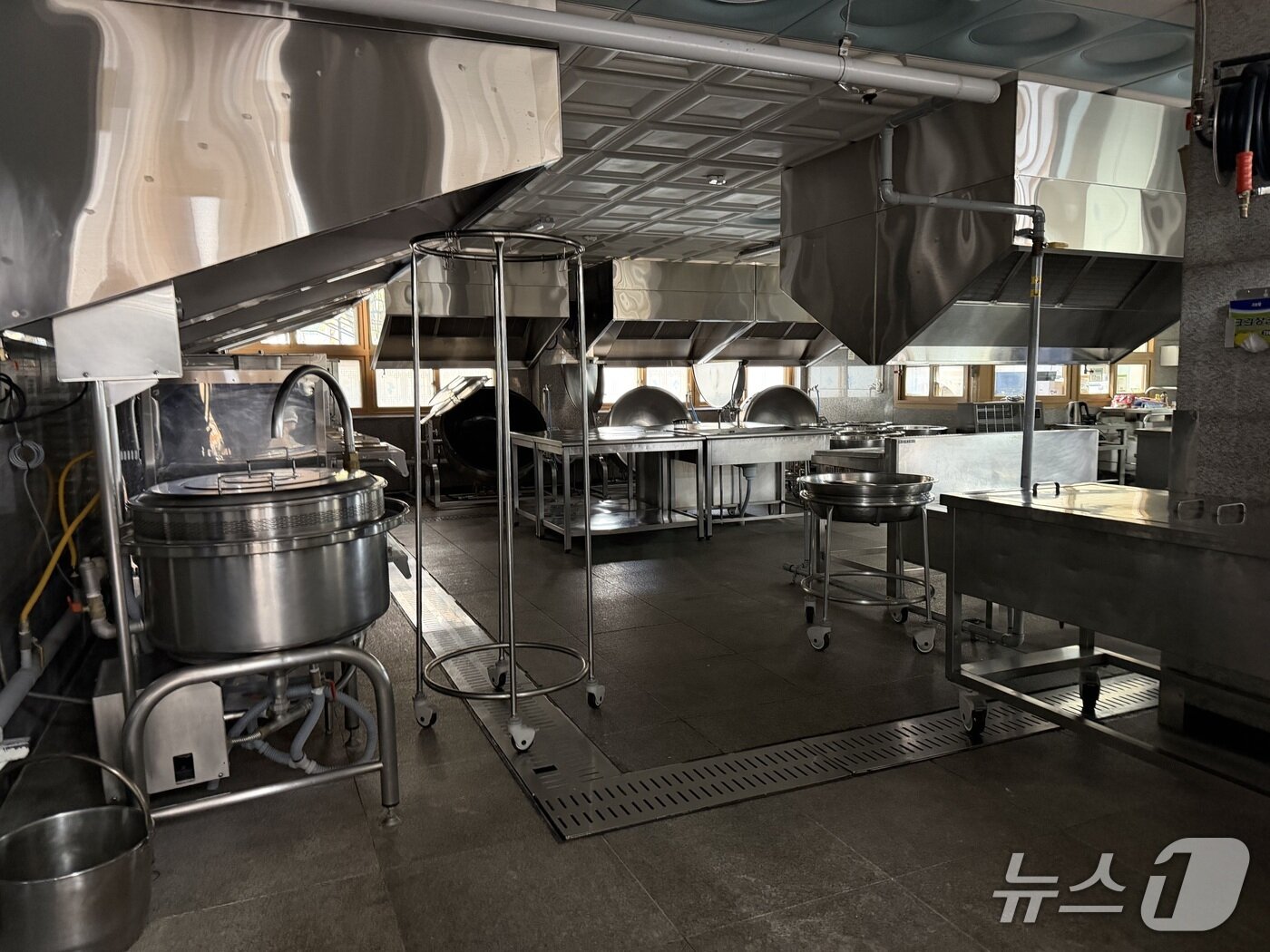 본문 이미지 -  학교 급식·돌봄 업무 등에 종사하는 비정규직 노동자들이 20일 총파업에 돌입한 가운데 춘천의 한 초등학교 급식 조리실의 불이 꺼져 있다.2025.11.20 한귀섭 기자