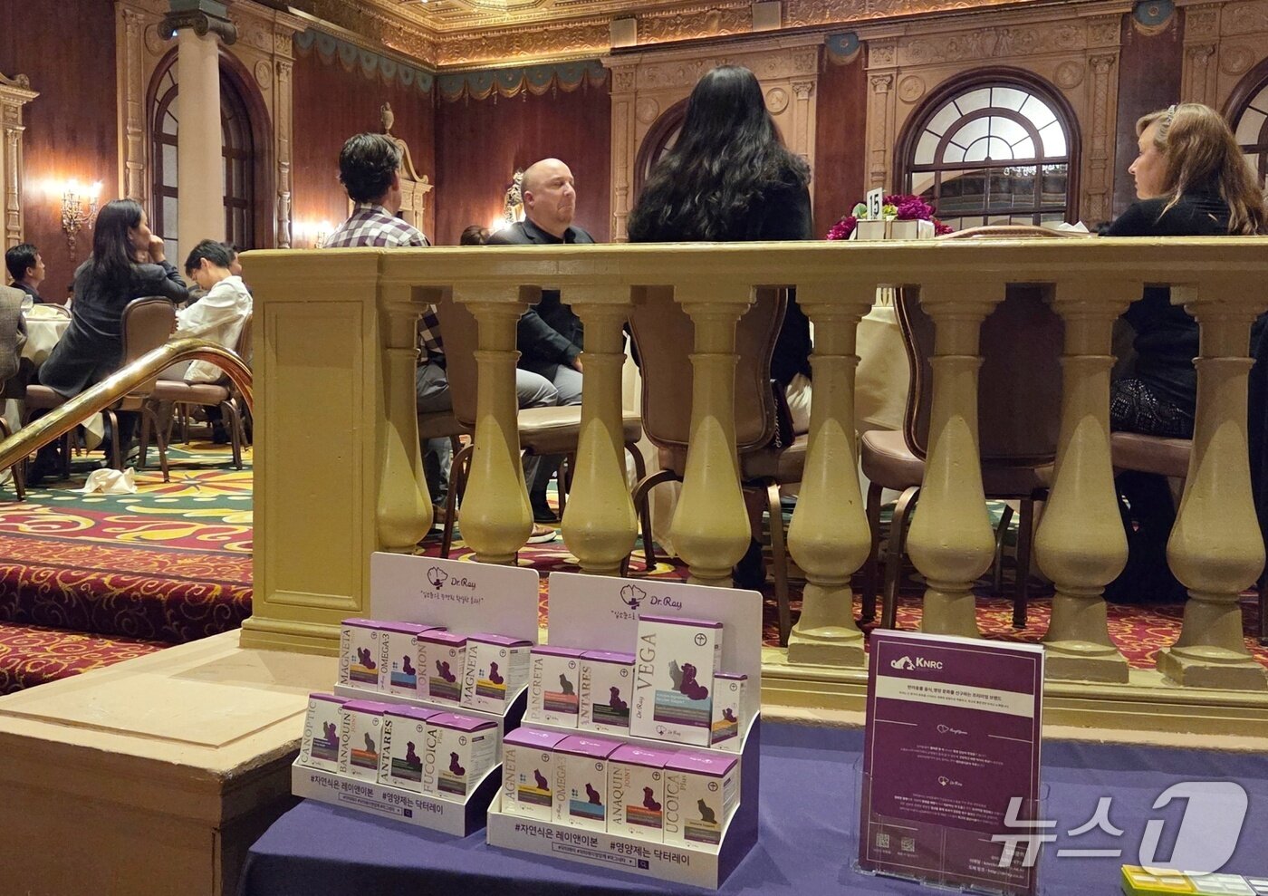 본문 이미지 - 한국반려동물영양연구소는 15일(현지시간) 미국 더 빌트모아 로스앤젤레스에서 열린 재미한인수의사회 총회에 참석해 제품을 소개했다. ⓒ 뉴스1