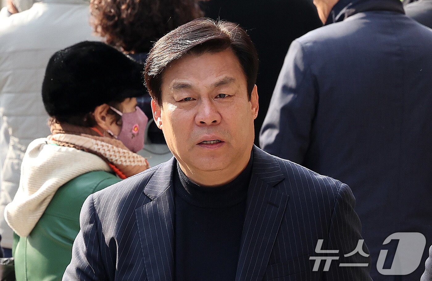 본문 이미지 - 김선동 전 의원이 20일 서울 양천구 남부지법에서 열린 &#39;자유한국당 패스트트랙&#40;신속처리안건&#41; 충돌 사건&#39; 1심 선고 공판에 출석하고 있다. 2025.11.20/뉴스1 ⓒ News1 박지혜 기자