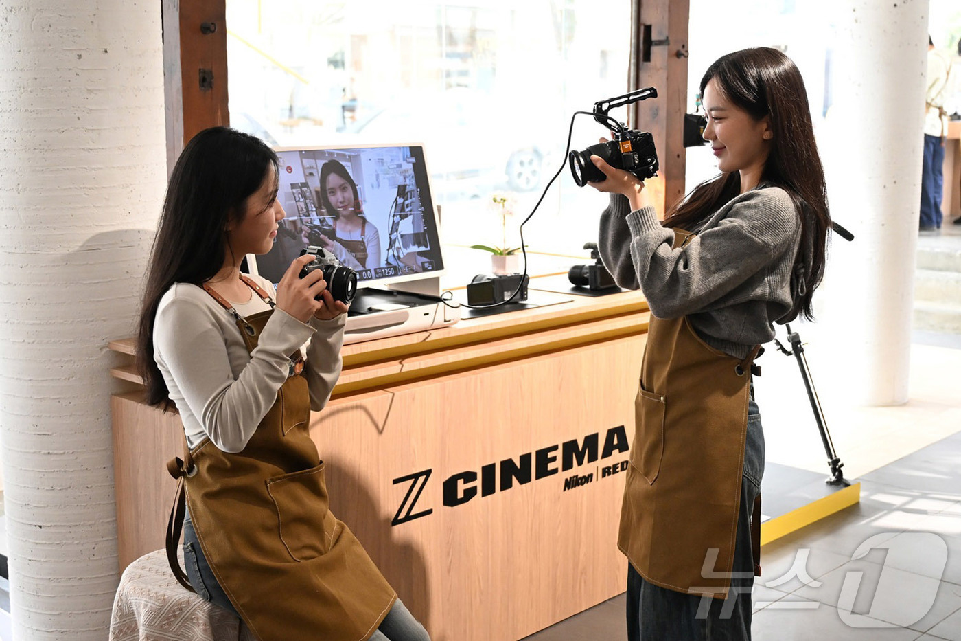 (서울=뉴스1) = 광학기기 전문기업 니콘이미징코리아가 20일부터 24일까지 서울 종로구 북촌 코너스퀘어에서 팝업스토어 ‘니콘 스테이’를 오픈다고 밝혔다. 사진은 모델들이 니콘의 …