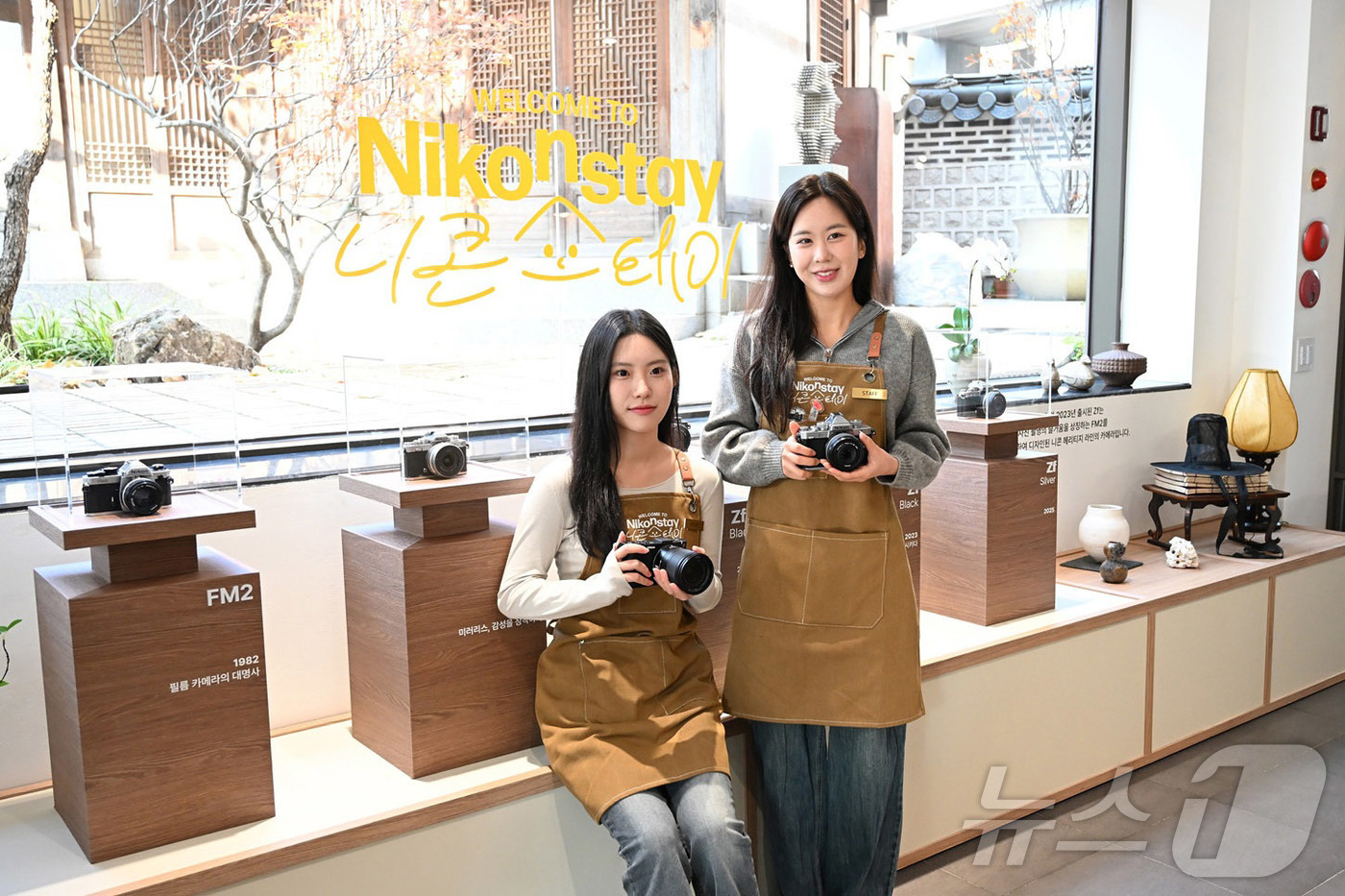 (서울=뉴스1) = 광학기기 전문기업 니콘이미징코리아가 20일부터 24일까지 서울 종로구 북촌 코너스퀘어에서 팝업스토어 ‘니콘 스테이’를 오픈다고 밝혔다. 사진은 모델들이 니콘의 …