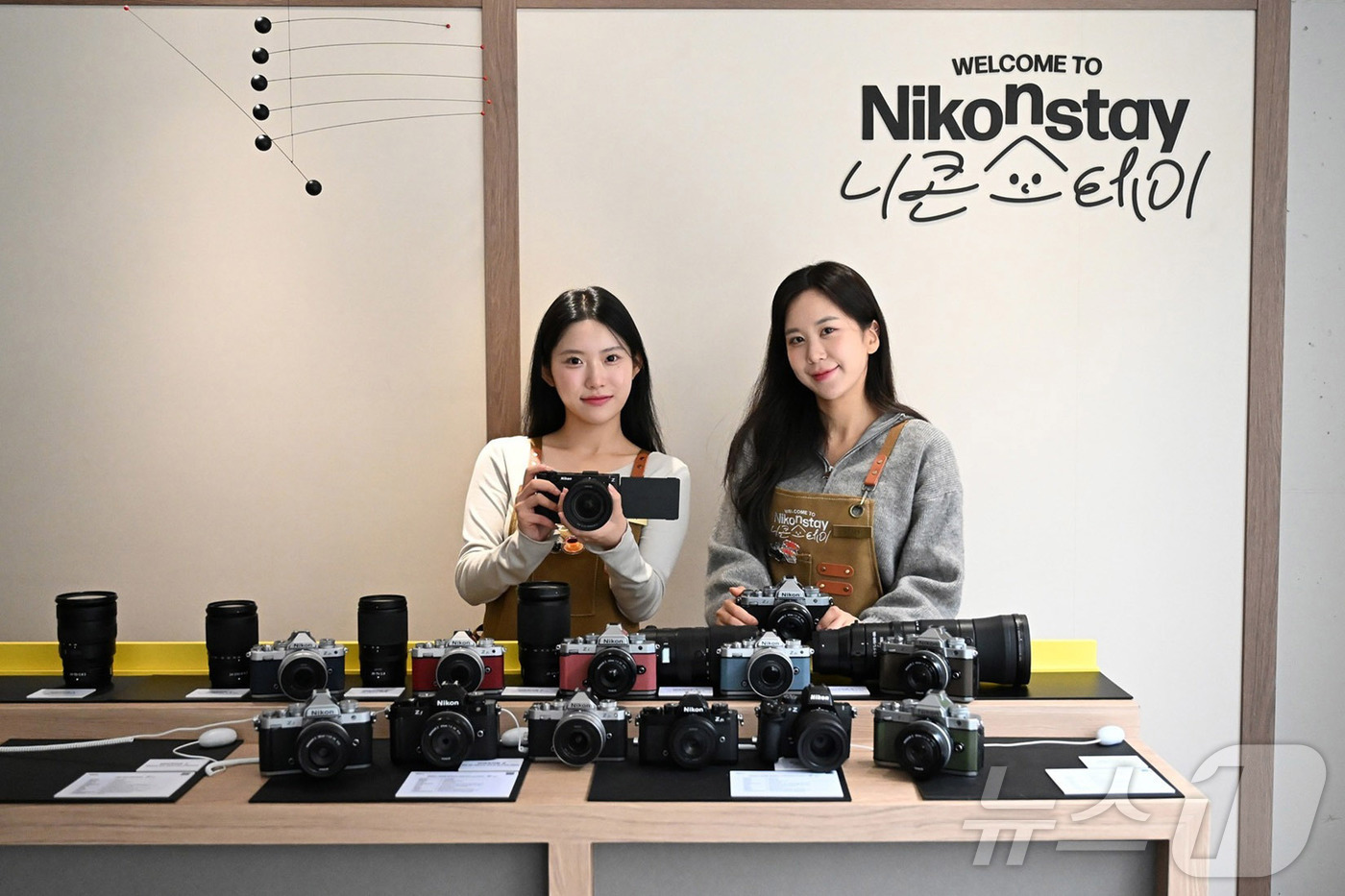 (서울=뉴스1) = 광학기기 전문기업 니콘이미징코리아가 20일 서울 종로구 북촌 코너스퀘어에서 팝업스토어 ‘니콘 스테이’를 오픈했다고 밝혔다. 사진은 모델들이 니콘의 제품들을 소개 …