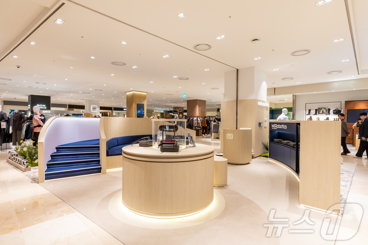 (서울=뉴스1) = 20일 현대백화점 목동점에 새롭게 조성된 ‘윔 체험센터’ 전경. 웨어러블 로봇을 직접 착용하고 체험할 수 있도록 계단, 오르막길 등이 매장 내에 조성되어 있다. …