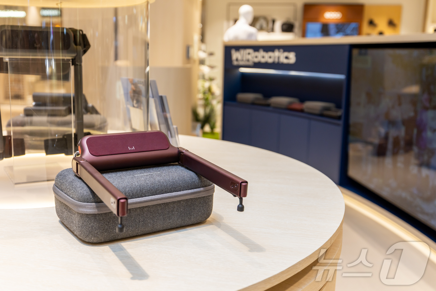 (서울=뉴스1) = 20일 현대백화점 목동점 ‘윔 체험센터’ 전면에는 웨어러블 로봇 ‘윔 S’(WIM S)가 전시돼 있다. 제품의 디자인과 소재, 색감이 돋보이도록 구성된 디스플레 …