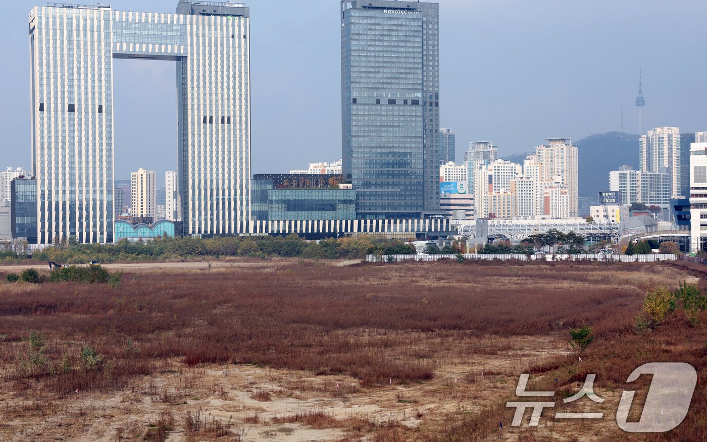 본문 이미지 -  사진은 이날 용산국제업무지구 부지 모습. 2025.11.20/뉴스1 ⓒ News1 김명섭 기자