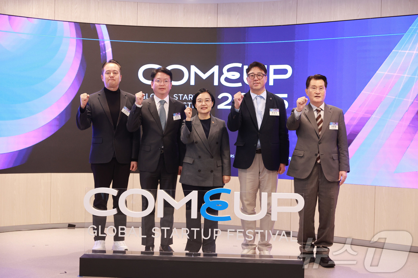 (서울=뉴스1) = 한성숙 중소벤처기업부 장관이 20일 서울 강남구 글로벌스타트업센터(GSC)에서 열린 '컴업 2025' 미디어데이에서 이정민 벤처기업협회 사무총장, 김학균 한국벤 …