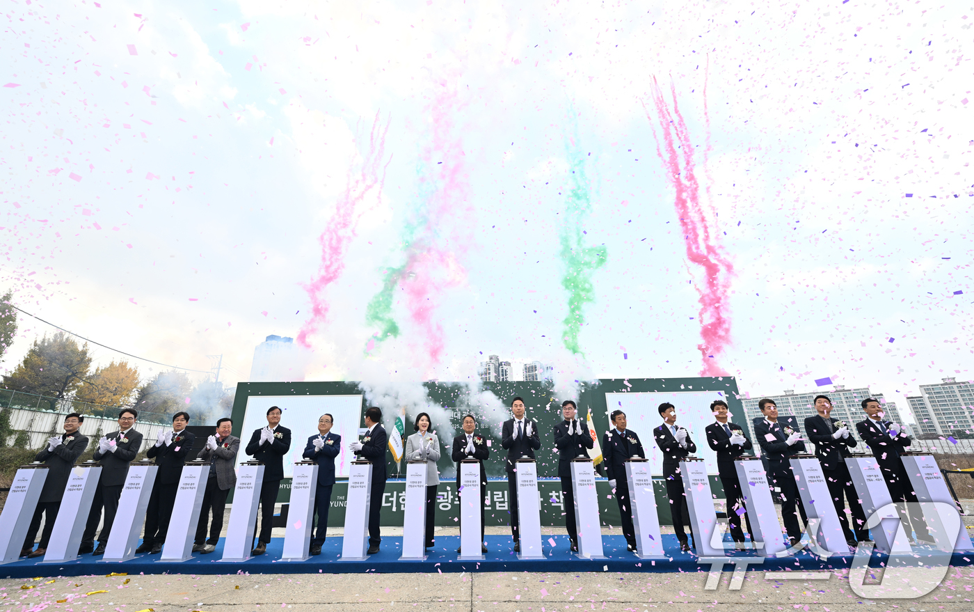(광주=뉴스1) 김태성 기자 = 20일 광주 북구 임동 '옛 전방·일신방직 부지'에서 복합쇼핑몰 '더현대 광주' 착공식이 강기정 광주시장, 정지영 현대백화점 사장, 문인 북구청장, …