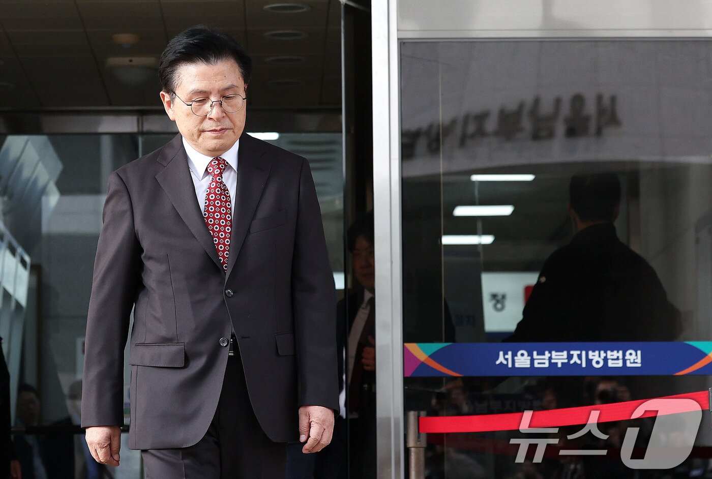 본문 이미지 - 황교안 전 국무총리가 20일 서울 양천구 남부지법에서 열린 &#39;자유한국당 패스트트랙&#40;신속처리안건&#41; 충돌 사건&#39; 1심 선고를 마친 뒤 법원을 나서고 있다. 2025.11.20/뉴스1 ⓒ News1 박지혜 기자