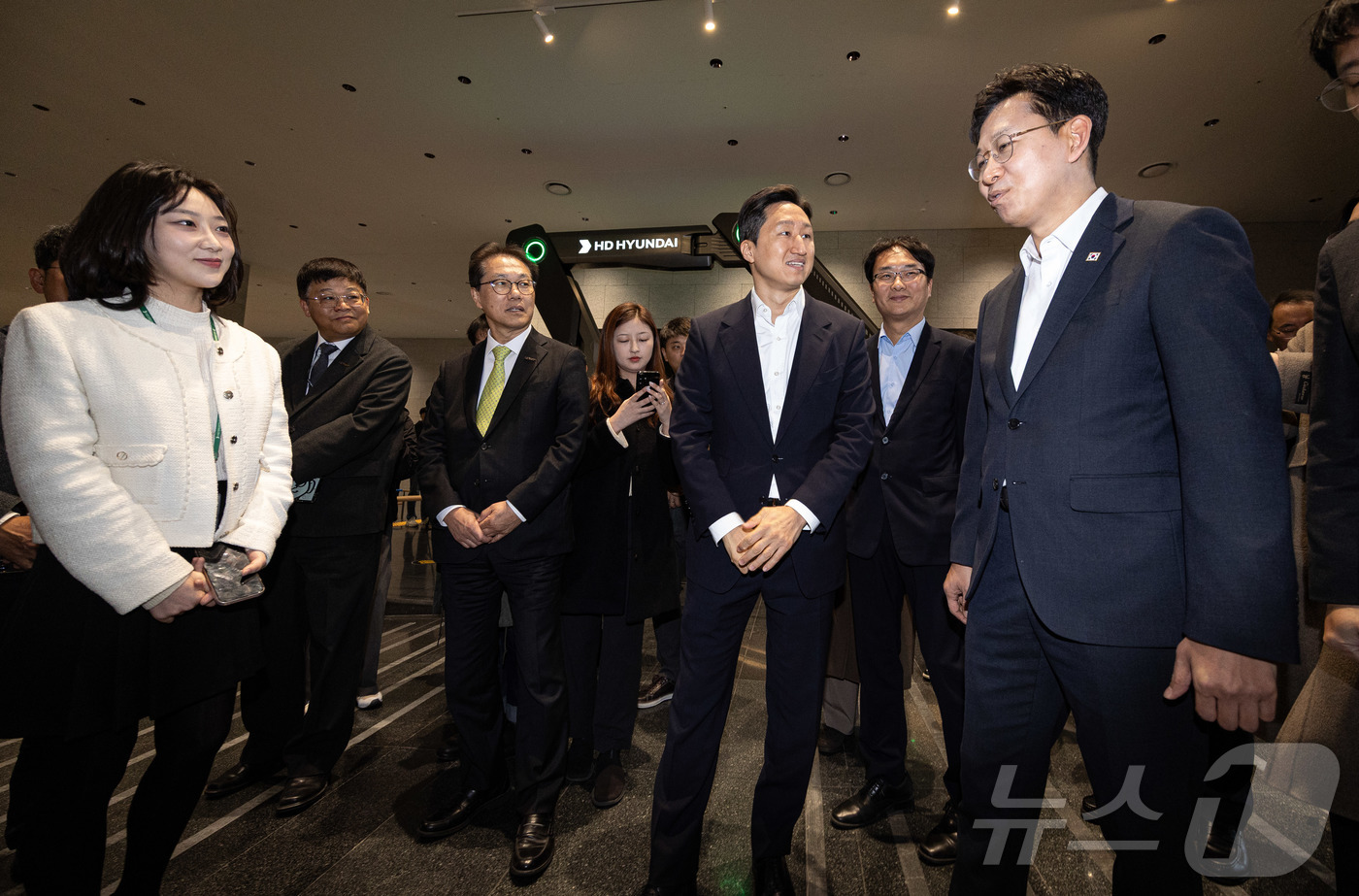 (성남=뉴스1) 이재명 기자 = 배경훈 부총리 겸 과학기술정보통신부 장관과 정기선 HD현대 회장이 20일 경기도 성남시 분당구 HD현대글로벌R&D센터에서 열린 HD현대·UNIST …