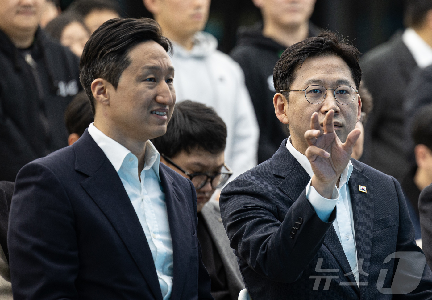 (성남=뉴스1) 이재명 기자 = 배경훈 부총리 겸 과학기술정보통신부 장관과 정기선 HD현대 회장이 20일 경기도 성남시 분당구 HD현대글로벌R&D센터에서 열린 HD현대·UNIST …