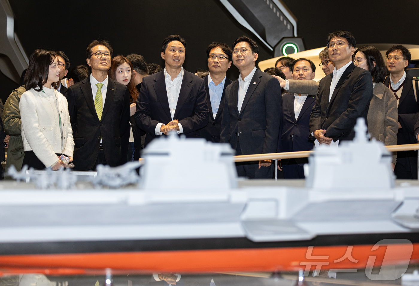 (성남=뉴스1) 이재명 기자 = 배경훈 부총리 겸 과학기술정보통신부 장관과 정기선 HD현대 회장이 20일 경기도 성남시 분당구 HD현대글로벌R&D센터에서 열린 HD현대·UNIST …